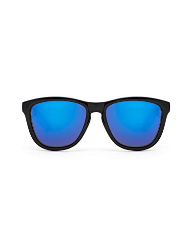 HAWKERS Gafas de Sol ONE Diamond Black, para Hombre y Mujer, con Montura Negra Brillante y Lente Azul con efecto Espejo, Protección UV400 HAWKERS Gafas de Sol ONE Diamond Black, para Hombre y Mujer, con Montura Negra Brillante y Lente Azul con efecto Espejo, Protección UV400