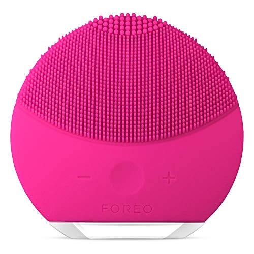 LUNA mini 2 de FOREO es el limpiador facial con modo anti-edad. Un cepillo facial sónico de silicona, para todo tipo de piel |Fuchsia| Recargable a través USB