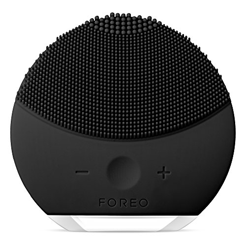 LUNA mini 2 de FOREO es el limpiador facial con modo anti-edad. Un cepillo facial sónico de silicona, para todo tipo de piel |Midnight| Recargable a través USB