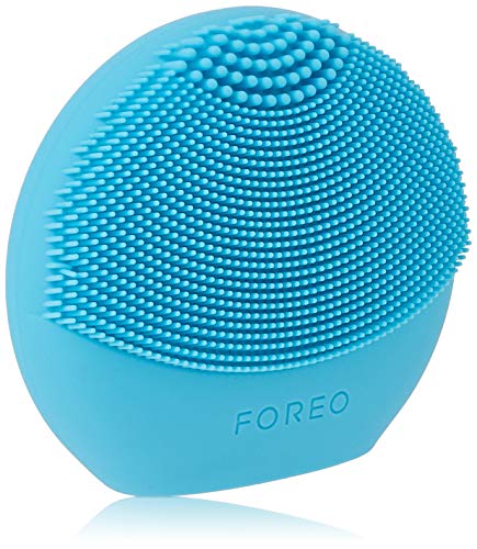 LUNA play plus de FOREO es el cepillo facial recargable de silicona |Aquamarine| Con pilas recambiables y resistente al agua, el cepillo facial para todo tipo de piel