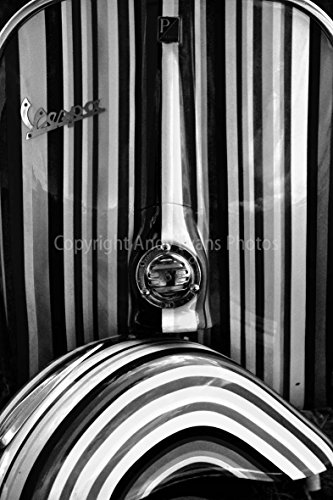 Vespa Piaggio fotografía a 12 "X 18" fotográfico impresión DE UNA VESPA PIAGGIO ciclomotores vista frontal foto vertical negro foto en blanco y fine Art Prin. fotografía por Andy Evans fotos