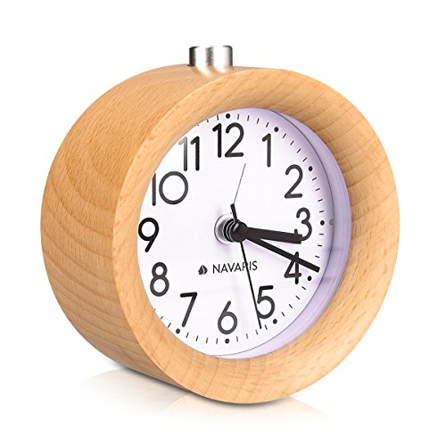 Navaris Reloj Despertador analógico - Alarma Despertador con luz y Sonido - Reloj Retro de Madera Natural Color marrón Claro - con función Snooze