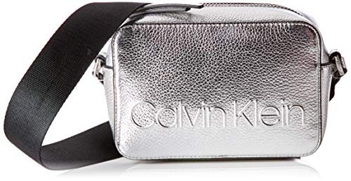 Calvin Klein - Edged Camera Bag Met, Bolsos bandolera Mujer, Gris (Silver), 7x12x18 cm (B x H T)