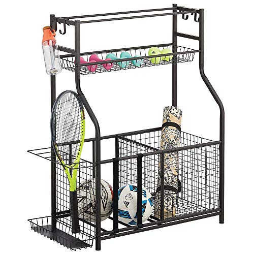 mDesign Mueble auxiliar para material deportivo – Versátil guarda pelotas con 4 ganchos, 3 cestas, y soportes para balones y raquetas – Estantería metálica de pie para garaje, sótano, etc. – negro