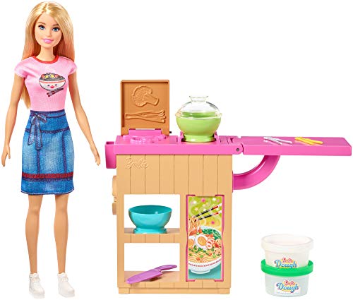 Barbie Restaurante japonés de juguete Noodle Bar, muñeca rubia, mesa de trabajo y accesorios (Mattel GHK43) Barbie Restaurante japonés de juguete Noodle Bar, muñeca rubia, mesa de trabajo y accesorios (Mattel GHK43)