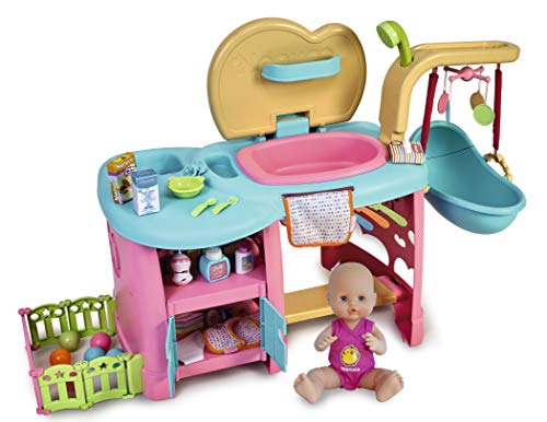 Nenuco- Maxi Care, muñeca bebé con Centro de cuidados con Cambiador, Cuna y Ducha y Accesorios, Todo en uno (Famosa 700015777) Nenuco- Maxi Care, muñeca bebé con Centro de cuidados con Cambiador, Cuna y Ducha y Accesorios, Todo en uno (Famosa 700015777)