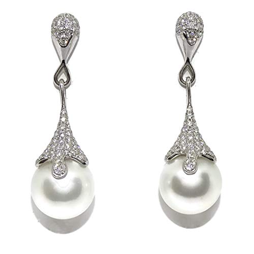 Preciosos pendientes de oro blanco de 18k con 170 diamantes talla brillante que suman 1.19cts y 2 perlas australianas de 12mm. Cierre presión. Tamaño; 3.80cm de largos. Preciosos pendientes de oro blanco de 18k con 170 diamantes talla brillante que suman 1.19cts y 2 perlas australianas de 12mm. Cierre presión. Tamaño; 3.80cm de largos.