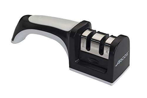 Arcos Afiladores 610624 - Afilador de Cuchillos de Mano - Hecho de ABS + TPE - Rodillos Cerámico y Carburo - Color Blanco y Negro Arcos Afiladores 610624 - Afilador de Cuchillos de Mano - Hecho de ABS + TPE - Rodillos Cerámico y Carburo - Color Blanco y Negro