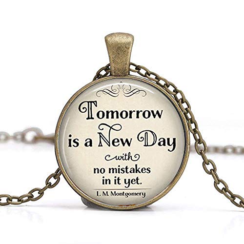 Collar de L.M. Montgomery, joyería de Anne of Green Gables, con texto en inglés "Tomorrow is a New Day with no Mistakes in it