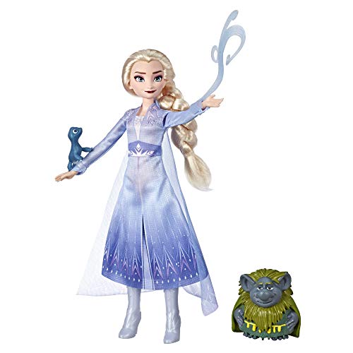 Disney Muñeca Elsa de Frozen en Traje de Viaje Inspirada en Frozen 2 con Figuras de Pabbie y Salamandra Disney Muñeca Elsa de Frozen en Traje de Viaje Inspirada en Frozen 2 con Figuras de Pabbie y Salamandra
