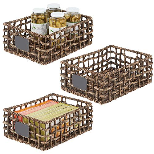 mDesign Juego de 3 cestas organizadoras para armario o estante – Canasta trenzada de jacinto de agua con etiqueta – Cesto extraíble con asas para baño, cocina, etc.– 40,6 x 30,5 x 15,2 cm – marrón