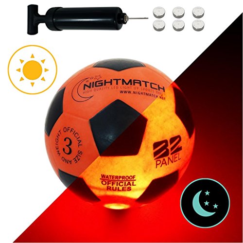 NIGHTMATCH Balón de Fútbol Ilumina Incl. Bomba de balón - LED Interior se Enciende Cuando se patea – Brilla en la Oscuridad - Tamaño 3 - Tamaño y Peso Oficial Naranja/Negro