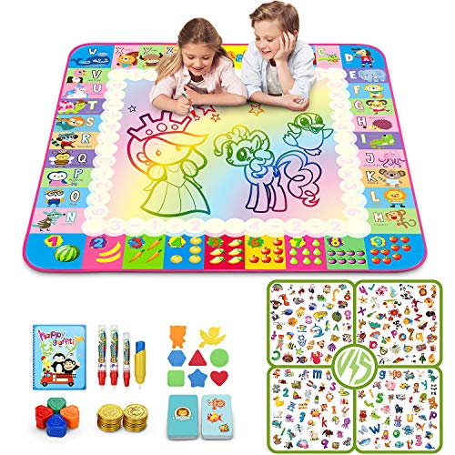 Sunyjoy Agua Dibujo Pintura, 2 en 1 Alfombras de Juego y Alfombra de Agua Doodle, Esteras de Agua Doodle con Bolígrafos, Libro Mágico, Plantillas, Etiquetas, Cartas y Monedas de Oro (100 X 100 cm) Sunyjoy Agua Dibujo Pintura, 2 en 1 Alfombras de Juego y Alfombra de Agua Doodle, Esteras de Agua Doodle con Bolígrafos, Libro Mágico, Plantillas, Etiquetas, Cartas y Monedas de Oro (100 X 100 cm)