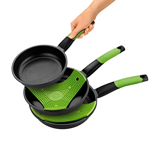 Bra Prior - Set de 3 Sartenes, Aluminio Fundido Antiadherente, Incluye dos Salvamanteles Safe Verdes, Aptas para Todo Tipo de Cocinas Incluida Inducción, 18-22-26 cm Bra Prior - Set de 3 Sartenes, Aluminio Fundido Antiadherente, Incluye dos Salvamanteles Safe Verdes, Aptas para Todo Tipo de Cocinas Incluida Inducción, 18-22-26 cm