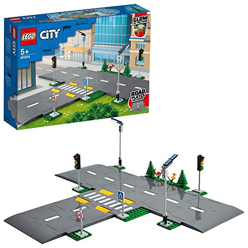 LEGO 60304 City Bases de Carretera Set de Construcción con Placas de Carretera, Semáforos y Ladrillos que Brillan en la Oscuridad