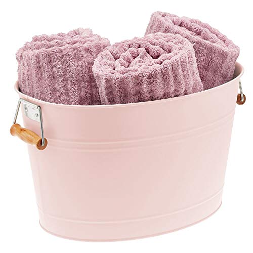 mDesign Cubo metálico con asas para el cuarto de baño – Barreño ovalado portátil para guardar toallas, champú, cremas, etc. – Cesta organizadora de 18 litros en metal y bambú – rosa claro
