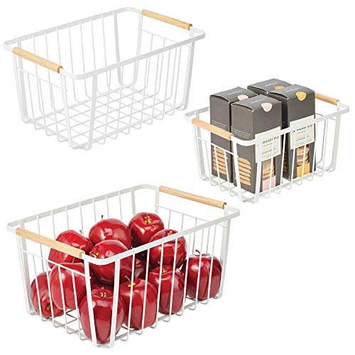 mDesign Juego de 3 cestas organizadoras – Cestas con asas de madera de distinto tamaño para baño, cocina, oficina, etc. – Cestas de metal para guardar objetos del hogar – blanco mate y natural