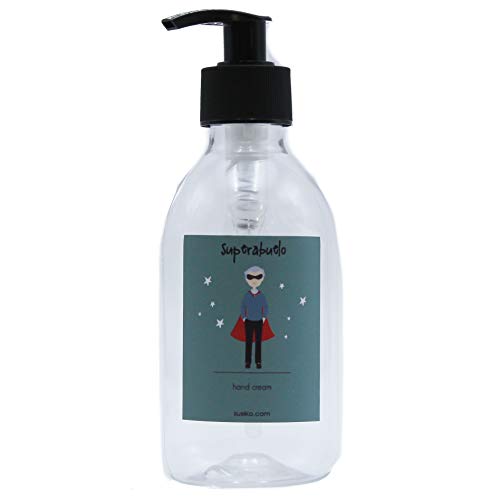 SUSIKO | Super Abuelo con Capa y Antifaz | Medidas 15 x 5 cm | Capacidad 250 ml | Peso 40 gr | Bote Transparente PET con Dosificador Negro | Packaging en Preciosa Caja Kraft SUSIKO | Super Abuelo con Capa y Antifaz | Medidas 15 x 5 cm | Capacidad 250 ml | Peso 40 gr | Bote Transparente PET con Dosificador Negro | Packaging en Preciosa Caja Kraft