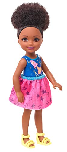 Barbie - Chelsea Muñeca Morena con Vestido Espacial (Mattel GHV80) , color/modelo surtido