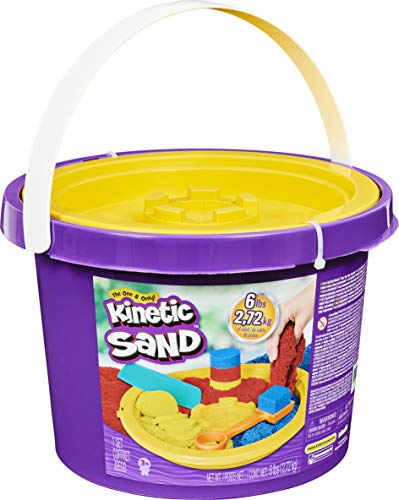 Kinetic Sand, Cubo de 2,72 kg con 3 Colores de Arena y 3 Herramientas para un Juego Creativo sin Fin, para niños a Partir de 3 años (Spin Master 6061096)