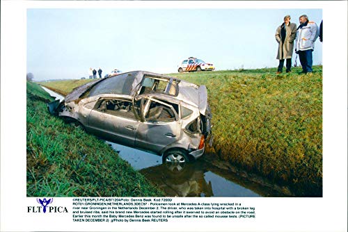 Mercedes Clase A tumbado en un río - Vintage Press Photo