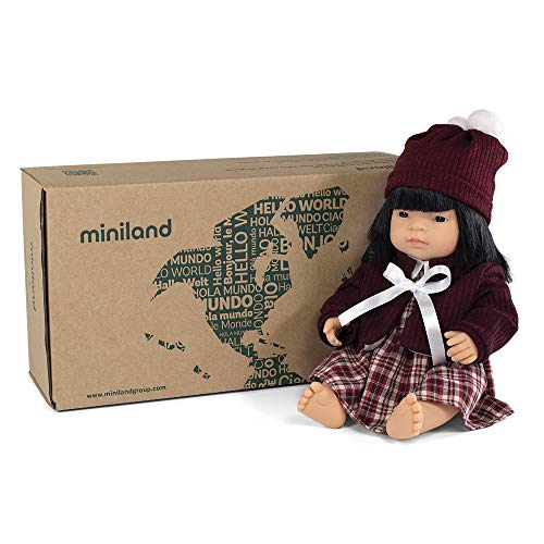 Miniland ropita y complementos Set de regalo: Muñeca bebé con rasgos asiáticos y conjunto de vestido con chaqueta y gorrito. (31206) , color/modelo surtido