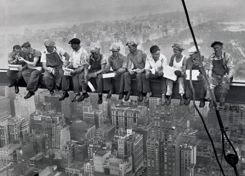 Almuerzo en la cima de un rascacielos. Es un Maxi Poster de PAPEL de la fotografía histórica de los años 30, tomada durante la construcción de un rascacielos en Nueva York. Medida aprox. 91,5 x 61 cm .