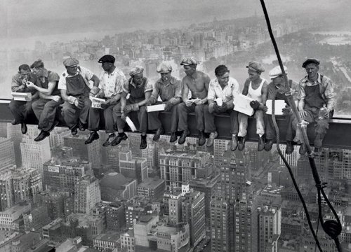 Almuerzo en la cima de un rascacielos. Es un Maxi Poster de PAPEL de la fotografía histórica de los años 30, tomada durante la construcción de un rascacielos en Nueva York. Medida aprox. 91,5 x 61 cm . Almuerzo en la cima de un rascacielos. Es un Maxi Poster de PAPEL de la fotografía histórica de los años 30, tomada durante la construcción de un rascacielos en Nueva York. Medida aprox. 91,5 x 61 cm .