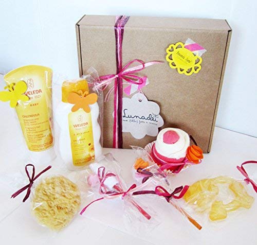 Canastilla Ecológica con Cosméticos de Caléndula, un Cupcake (Babero+ Calcetines en Algodón), Esponja natural, Mordedor Refrigerante, 2 Flores hechas con Calcetines | Para Niñas Canastilla Ecológica con Cosméticos de Caléndula, un Cupcake (Babero+ Calcetines en Algodón), Esponja natural, Mordedor Refrigerante, 2 Flores hechas con Calcetines | Para Niñas