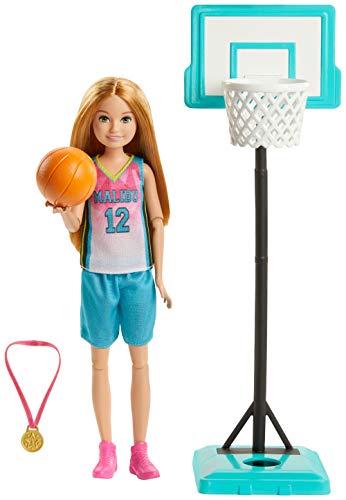 Barbie Dreamhouse Adventures, Stacie A Jugar el Basket Muñeca con Accesorio de Deportes (Mattel GHK35)