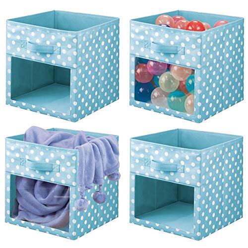 mDesign Juego de 4 cajas organizadoras de tela – Organizador de armario para ropa de bebé, mantas, etc. – Caja de almacenaje de lunares con asa y ventanilla – lunares azul turquesa/blanco