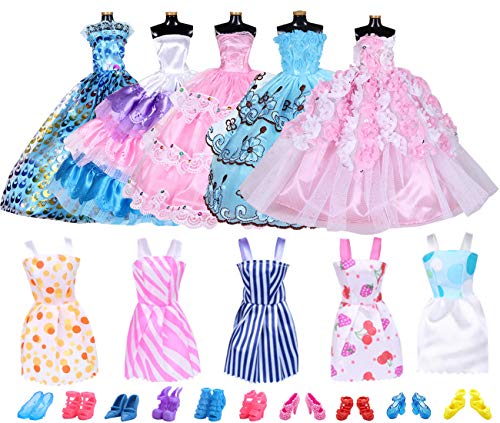 Accesorios de Ropa Barbie YUESEN 20 Piezas Accesorios para Muñecas Dolls 5 Piezas de Vestido de Moda Faldas Largas + 5 Piezas de Faldas Cortas Casuales+10 Pares de Zapatos(Estilo Aleatorio)