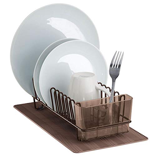 mDesign Escurridor de platos y vasos de metal – Con cesta para cubiertos de plástico y una pequeña esterilla de silicona – Seca platos, cubiertos y vasos en un instante – color bronce y marrón