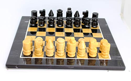 Precioso juego de Ajedrez hecho en piedras semi preciosas - Calcita Amarillo y Onix Negro - Viene en un estuche muy bonito. Medidas del tablero 25 x 25 cm - Peso con estuche 3,7 kg