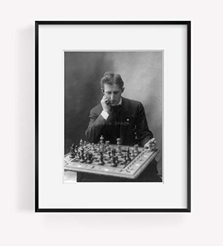 Foto: Frank James Marshall, 1877 – 1944, Estados Unidos campeón de ajedrez, sentado en tablero de ajedrez