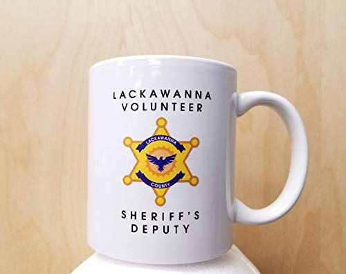 Taza de café adjunta del alguacil voluntario de Lackawanna Taza de apoyo de escritorio de Dwight Schrute Taza del programa de televisión de la oficina Sheriff del condado Dunder Mifflin Idea de regalo