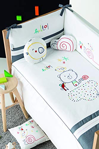Pirulos Bonito Conjunto Edredón + Protector/Chichonera + Cojín Be Happy para Cuna Bebé, Medidas 62x125 cm Color Blanco y Gris Pirulos Bonito Conjunto Edredón + Protector/Chichonera + Cojín Be Happy para Cuna Bebé, Medidas 62x125 cm Color Blanco y Gris