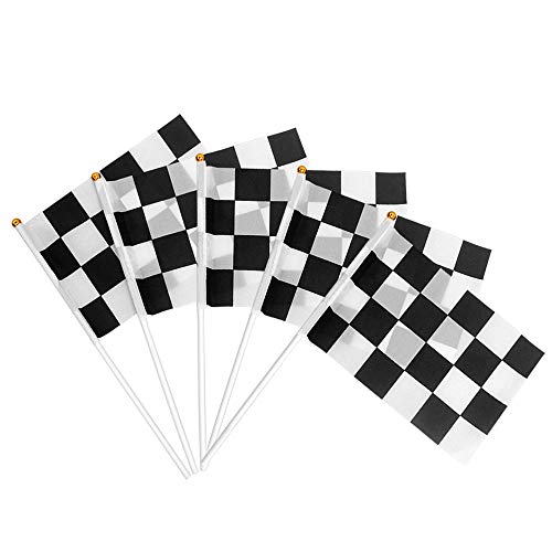 Heqishun 30 Piezas Banderas de Carrera a Cuadros con Palos Plásticos Ensambladas Banner Race Car Decoración para Fiesta Temática de Carrera Tejido de Poliéster Negro Mezcla Blanco