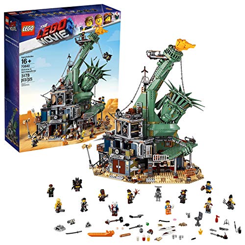 LEGO Movie 2 - Bienvenidos a Apocalipsburgo, Set de Construcción con el Escenario de la Película, Incluye Minifiguras de Emmet y Lucy, Regalo Coleccionista (70840)