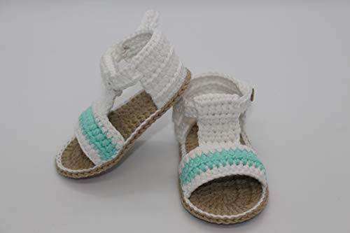 Patucos Sandalias modelo bombay para bebé de crochet, de color a elegir y suela color cámel, 100% algodón, tallas de 0 hasta 9 meses, hechos a mano en España. Regalo para bebé.
