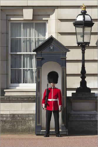 Póster 61 x 91 cm: Grenadier Guardsman Outside Buckingham Palace, London, England, United Kingdom, Europe de Stuart Black/Robert Harding - impresión artística, Nuevo póster artíst.