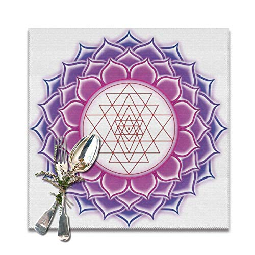Strawberryran Estera de Mesa Lotus Geometría Sagrada Mandala de Yantra con Figuras Triangulares Ilustración de Yoga Púrpura Fucsia Antigua 12 X 18 en Juego de 4