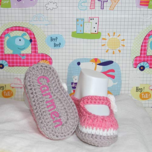 Zapatitos bebé hechas a mano en ganchillo con hilo de algodón y personalizadas con el nombre bordado en la suela.