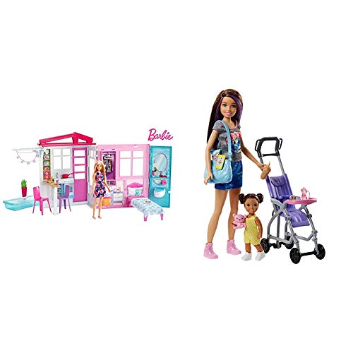 Barbie - Casa amueblada pleglable con Cocina, Piscina, Dormitorio y Lavabo con muñeca Rubia (Mattel FXG55), Embalaje estándar + Muñeca Skipper Hermana de Barbie, niñera de Paseo - (Mattel FJB00)