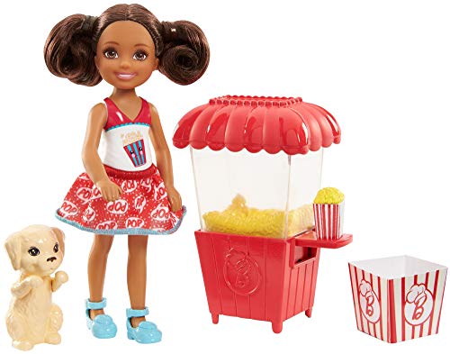 Barbie Chelsea Junior, muñeca y puesto de palomitas (Mattel FHP68)