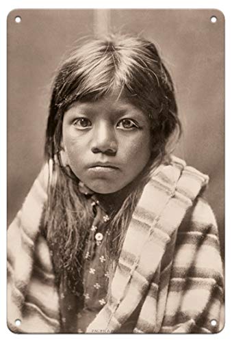 Pacifica Island Art - 22 x 30 cm Cartel de hojalata - Ah Chee Lo - Retrato de un niño - The North American Indian - Fotografía Sepia de Edward S. Curtis c.1905
