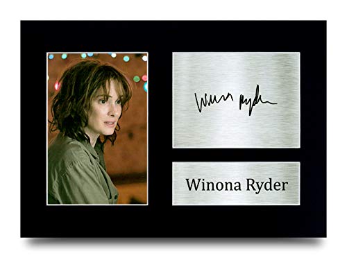 HWC Trading Winona Ryder Stranger Things Joyce Byers Gifts - Imagen de autógrafo firmada para los fans de la televisión - A4