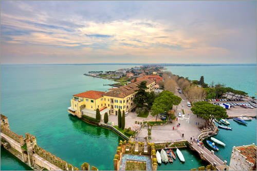 Póster 100 x 70 cm: Scaglieri Castle of Sirmione on Lake Garda de Editors Choice - impresión artística, Nuevo póster artístico