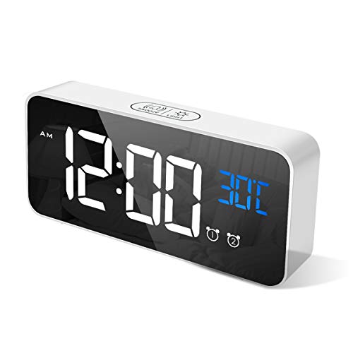 CHEREEKI Reloj Despertador Digital, Despertador Alarma Dual Digital Alarm Clock con Temperatura, 4 Brillo Ajustable Función Snooze, Puerto de Carga USB, 12/24 Horas, 13 música (Blanco)
