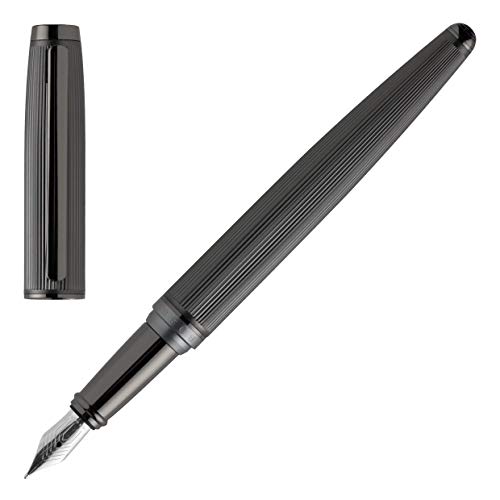 Hugo Boss: Pluma estilográfica BLAZE Gun. Moderno bolígrafo de grabado a rayas, chapado en bronce mate y contraste brillante, con pluma de tamaño M. Disponible en pluma, roller y bolígrafo. Hugo Boss: Pluma estilográfica BLAZE Gun. Moderno bolígrafo de grabado a rayas, chapado en bronce mate y contraste brillante, con pluma de tamaño M. Disponible en pluma, roller y bolígrafo.